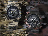 Balról jobbra: Casio G-Shock GA-2100CM-5A és GA-2100CM-8A terepszínű háttér előtt.