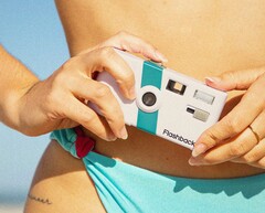 A One35 V2 úgy néz ki, mint egy analóg kompakt fényképezőgép, de digitális érzékelővel rendelkezik. (Kép forrása: Flashback)