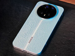 A Magic 8 sorozat 2025 októberében kerül forgalomba. A képen: a nem-Pro telefon hátlapja. (Kép forrása: Honor)