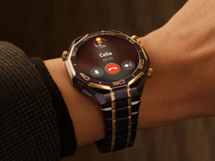 A Huawei Watch Ultimate Design Royal Gold okosóra. (Kép forrása: Huawei)