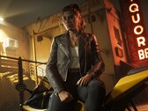 A GTA 6-ból származó Lucia egy motorkerékpár mellett