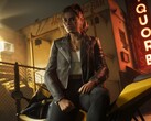 A GTA 6-ból származó Lucia egy motorkerékpár mellett