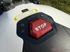 A robotfűnyíró tetején található vezérlőegység.