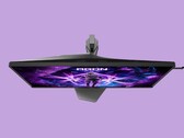 A képen az AOC AG276UZ gamer monitor látható lila háttér előtt. A gamer monitor kifejezetten játékos kialakítású, hátulján RGB-megvilágítással.