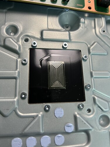 Új PlayStation 5 Slim folyékony fém alkalmazás (kép forrása: @Modyfikator89 az X-en)