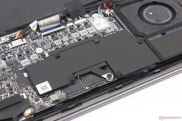 A nem bővíthető RAM modulok a CPU mellett láthatóak