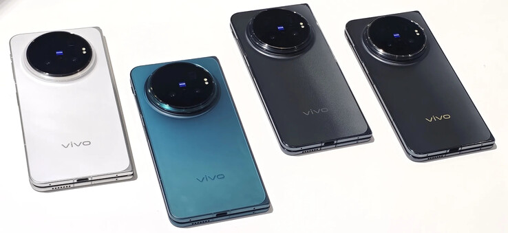 A Vivo X Fold6 a bemutatáskor elérhető négy színváltozatban.