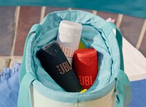 A Grip hat élénk színben kapható, köztük az itt látható három színben (Kép forrása: JBL)