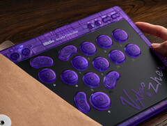 a 8BitDo együttműködött a Vxbao és a Zhen Esports játékosokkal az Arcade Controller Transparent Purple Signature Edition kapcsán. (Kép forrása: 8BitDo)