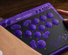 a 8BitDo együttműködött a Vxbao és a Zhen Esports játékosokkal az Arcade Controller Transparent Purple Signature Edition kapcsán. (Kép forrása: 8BitDo)