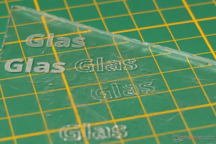 Az üveg gravírozható, de nem vágható