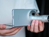A képen a Zeiss teleobjektívvel látható Vivo X Fold 6 négy színváltozatban lesz kapható. Egy új promóciós videóban tartóssági teszteknek vetették alá.