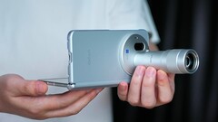 A képen a Zeiss teleobjektívvel látható Vivo X Fold 6 négy színváltozatban lesz kapható. Egy új promóciós videóban tartóssági teszteknek vetették alá.