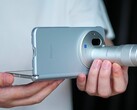 A képen a Zeiss teleobjektívvel látható Vivo X Fold 6 négy színváltozatban lesz kapható. Egy új promóciós videóban tartóssági teszteknek vetették alá.