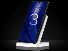 A Poco F7 Ultra az első Poco márkájú telefon, amely megkapja a HyperOS 3 frissítést. A képen: a telefon vezeték nélküli töltőn. (Kép forrása: Xiaomi - szerk.)
