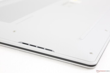 Lekerekített élek és sarkok lefelé irányuló hangszórórácsokkal