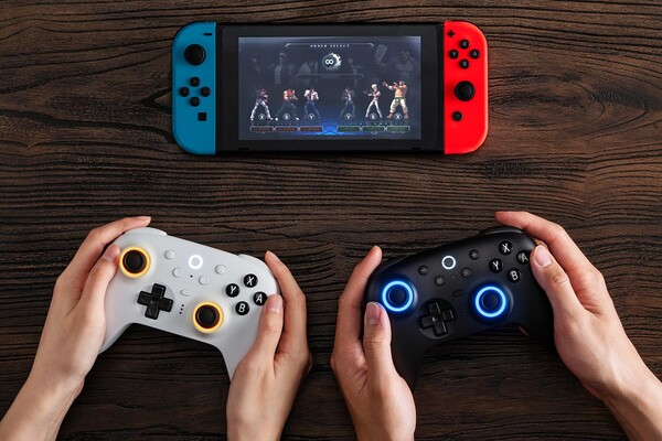 A 8BitDo Ultimate 2 Bluetooth-vezérlő csak két színben kapható, és csak Windows és Switch rendszerrel kompatibilis. (Kép forrása: 8BitDo)