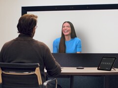 Egy felhasználó teszteli a Google Beam 3D-s videohívási élményét az I/O 2025-ön (Kép forrása: Google)