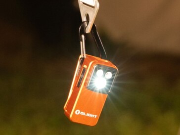 Az Olight Oclip 2 zseblámpa a rögzítőlyukán keresztül felakasztható.