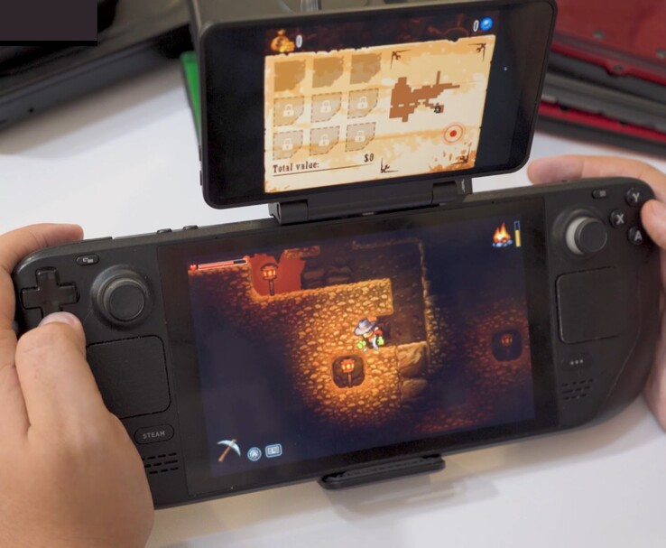 A Steam Deck a Retroid kétképernyős kijelzőjével párosítva a SteamWorld Dig játékmenetét a fő képernyőn, a játékbeli térképet pedig a másodlagos kijelzőn mutatja. (Kép forrása: GameXData via YouTube)