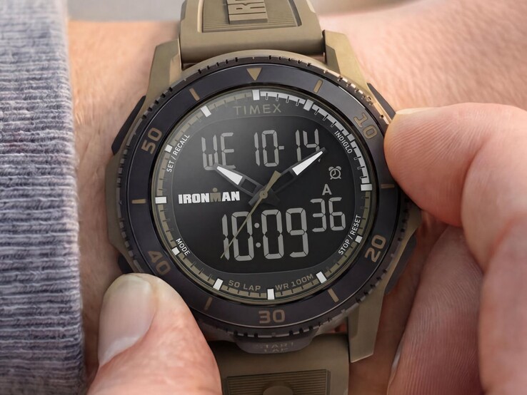 Egy csuklón látható, homokszínű Timex Ironman Adrenaline ana-digi karóra, fekete kerettel és látható digitális kijelzővel.