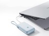 A 10 000mAh kapacitással telefonokat és laptopokat tölt fel.