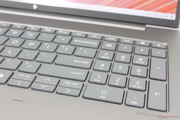 A keskeny nyíl- és számtábla billentyűk szivacsosabbak, mint a fő QWERTY billentyűk