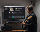 Egy gitáros egy StemKit alkalmazást megjelenítő monitor előtt játszik.