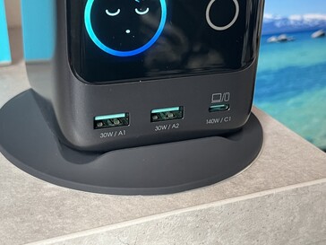 2x USB Type-A (egyenként 30W) + Type-C (140W)