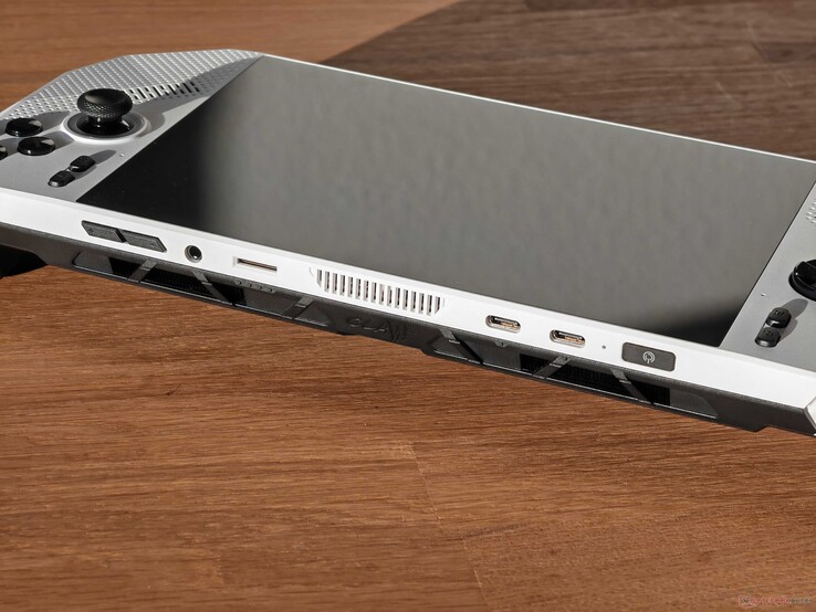 Kikötők: Thunderbolt 4 (40 Gbit/s, DisplayPort ALT mód, Power Delivery 3.0), bekapcsológomb ujjlenyomat-olvasóval