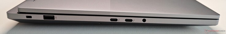 Balra: Kensington zár, USB-A 3.2 Gen.2 (10 Gbit/s, mindig bekapcsolva), 2x USB-C 4.0 Thunderbolt 4 (40 Gbit/s, DisplayPort 2.1, PowerDelivery 3.0), 3,5 mm-es hang, 3,5 mm-es hangszóró