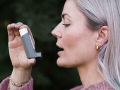 Egy inhalálót tartó személy (Kép forrása: CNordic Nordic via Unsplash; kivágva)
