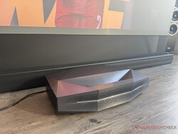 Az Aetherion Max 100 hüvelyk esetén csak néhány centiméteres távolságot igényel a képernyőházhoz képest.