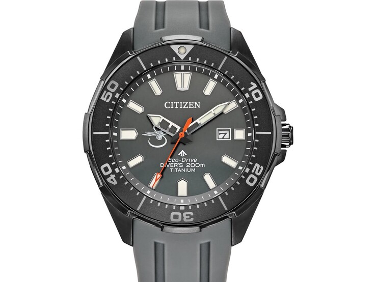 Citizen Promaster Seahawk x Sikorsky BN0207-06H szürke számlappal, fekete búvárkerettel, narancssárga másodpercmutatóval és szürke poliuretán szíjjal.
