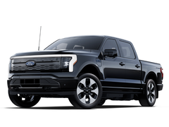 A képen a Ford F-150 Lightning fehér háttér előtt. (Kép forrása: Ford)
