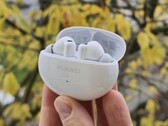 Huawei FreeBuds 6i felülvizsgálat Notebookcheck (Kép forrása: Marcus Herbrich)