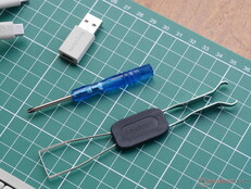 A Keychron C1 Pro 8K szétszerelő szerszámokat és USB C-A adaptert tartalmaz. 