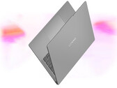 Az IdeaPad Slim 5i Ultra 2026 júniusától lesz kapható. A képen: a laptop vékony kialakítását bemutató promóciós kép.
