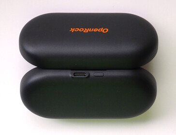 Az OpenRock Link 20 töltőtáska USB-C porttal és párosító/visszaállító gombbal rendelkezik a hátsó szélén. (Kép forrása: Notebookcheck)
