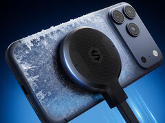 A Black Shark 6 Ultra körülbelül 66 dollárba kerül Kínában. A képen: a hűtőblokk egy iPhone-hoz csatlakoztatva.