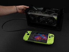 Razer Core X V2 eGPU dokkoló egy Nvidia GeForce RTX grafikus kártyával, amely az MSI Claw A8 kézi játék PC-hez csatlakozik. (Kép forrása: ETA PRIME via YouTube)