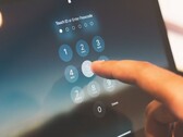 Az ujj beírja a PIN-kódot a képernyőn megjelenő számbillentyűzeten