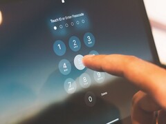 Az ujj beírja a PIN-kódot a képernyőn megjelenő számbillentyűzeten