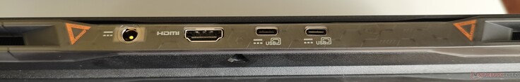 Hátul: (PD-vel együtt), USB-C 3.1 Gen2 (PD-vel együtt)