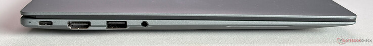 Bal oldal: USB-C 4.0 Thunderbolt 4 támogatással (40 Gbps, DisplayPort 1.4, Power Delivery 3.0), HDMI 2.1, USB-A 3.2 Gen 2 (10 Gbps), 3,5 mm-es sztereó jackcsatlakozó