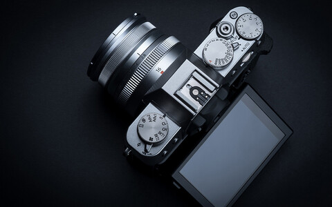 A Fujifilm X-T30 II tetején és hátulján rengeteg tapintható kezelőszerv található, ami a hagyományos fotózási munkafolyamatok számára vonzó. (Kép forrása: Fujifilm)