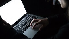 Az UNC6692 a Microsoft Teams külső együttműködési funkcióit használja ki arra, hogy informatikai helpdesk munkatársaknak adja ki magát, és egyedi kártevőcsomagot juttasson célba.