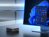A NUC150 Intel N150 vagy Core 3 N355 processzorral is felszerelhető. A képen: promóciós kép a mini PC-ről egy monitor mellett ülve. (Kép forrása: Minix)