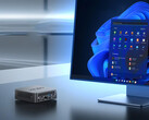 A NUC150 Intel N150 vagy Core 3 N355 processzorral is felszerelhető. A képen: promóciós kép a mini PC-ről egy monitor mellett ülve. (Kép forrása: Minix)
