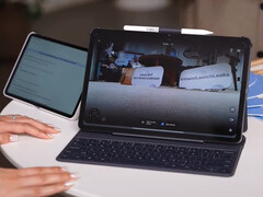 A Redmi Pad 2 Pro a levehető billentyűzet tartozékkal és a Redmi Smart Pen tollal. (Kép forrása: Xiaomi)